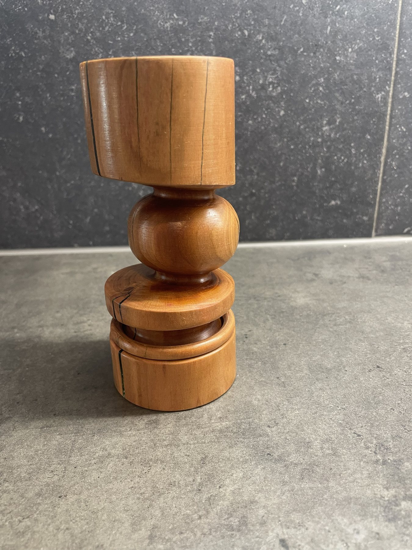 Teelichthalter mit gefangenem Ring